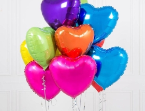 Kutlamalara Anlam Katan Işıltılı Dokunuş: Kalp Folyo Uçan Balonlar ile Duygularınızı Yansıtın