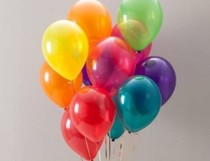 Parıltılı Kutlamaların Vazgeçilmezi: Metalik Uçan Balonlar