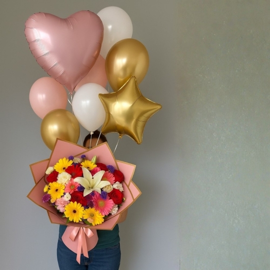 Pudra Kalpli Balon ve Renkli Çiçek Buketi Hediye Seti