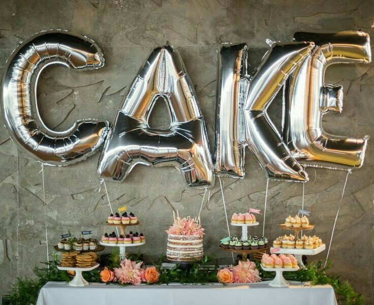 Doğum günü için harf folyo balonlar ve pasta