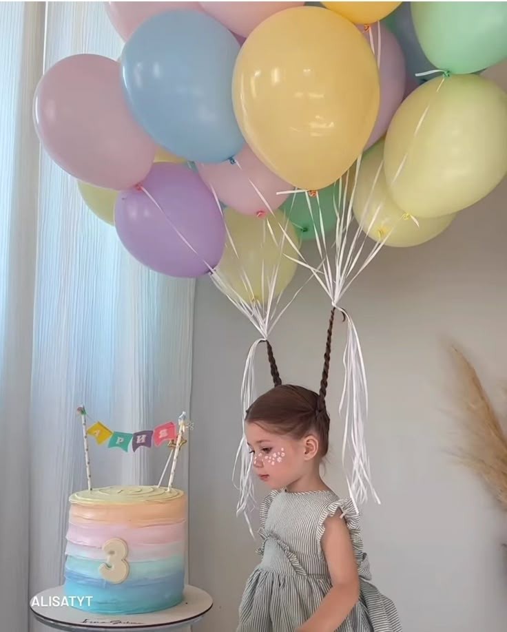Makaron uçan balonlar doğum günü dekorasyonunda kullanılmış