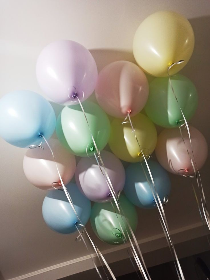Tavanda süzülen makaron uçan balonlar pastel renklerde
