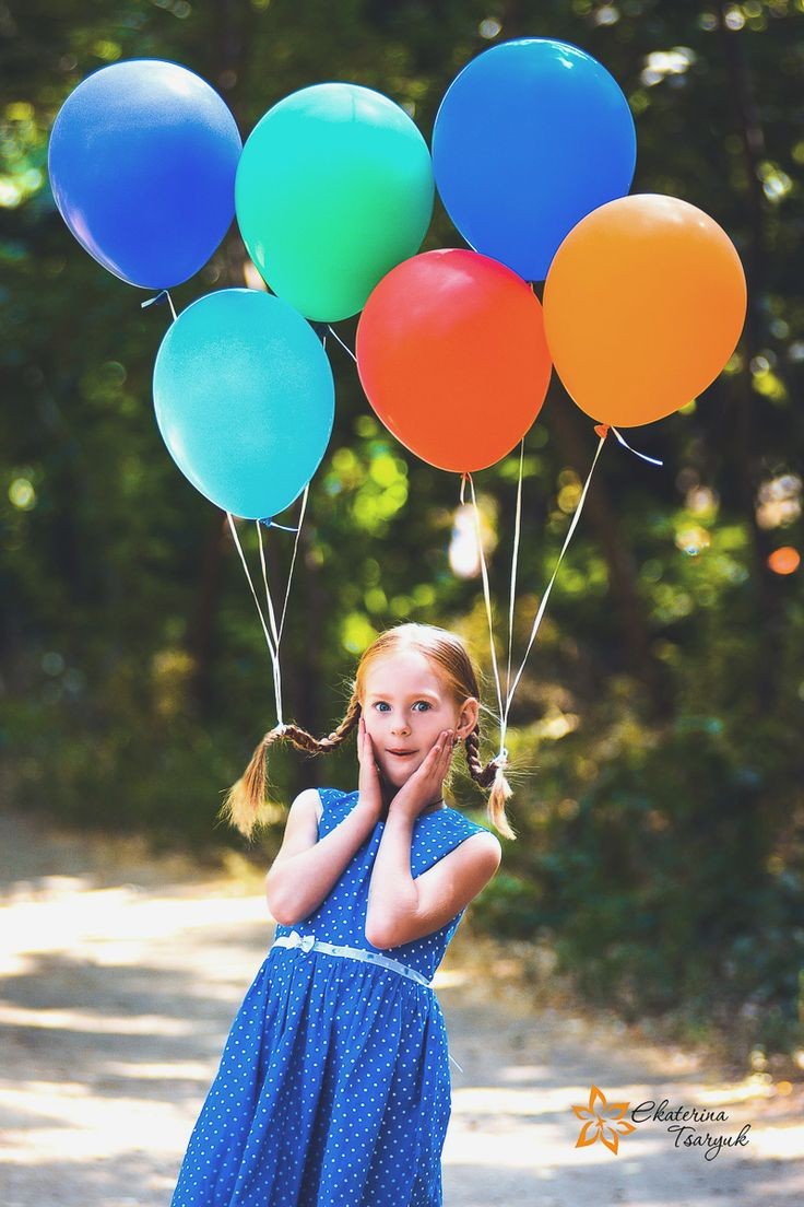 Küçük kıza verilen pastel helyumlu uçan balon