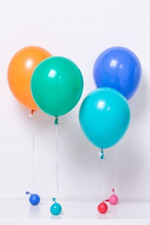Hediye olarak sunulan pastel uçan balon demeti