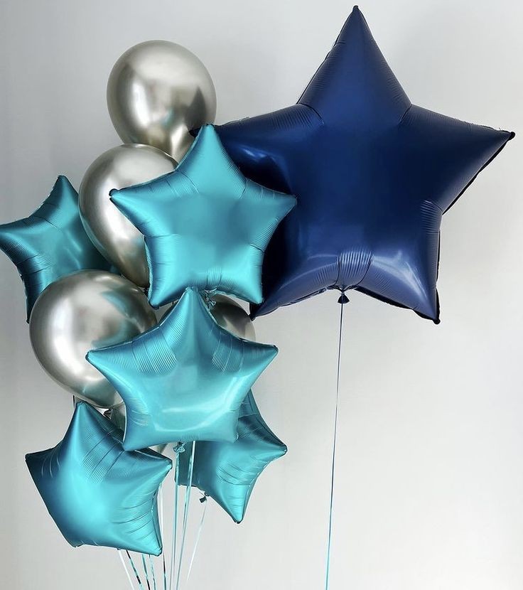 Lacivert renkli yıldız uçan balon