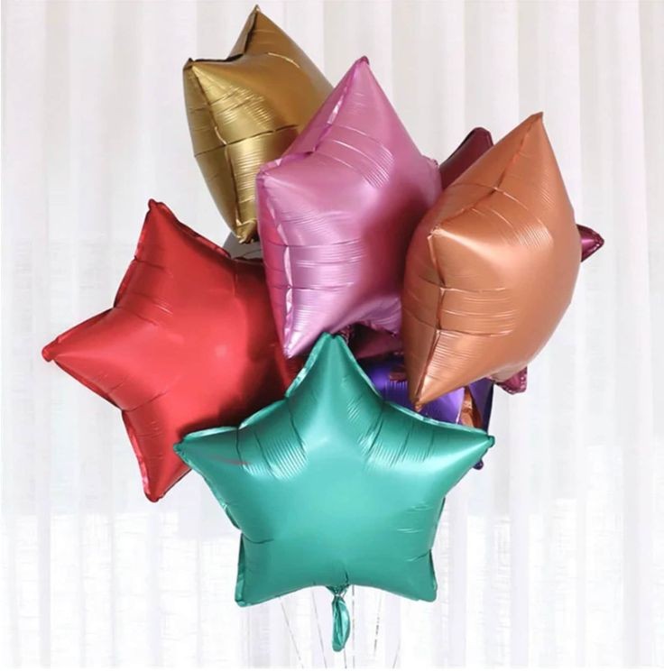 Yıldız folyo uçan balon seti ile kutlama dekorasyonu