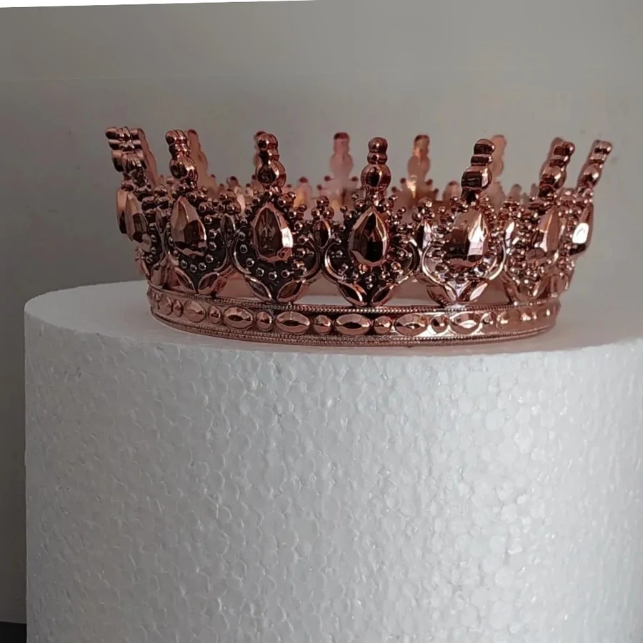 Pasta Tacı Tam Tur Rose Gold Beyaz pastanın üzerine yerleştirilmiş rose gold renkli tam tur mika pasta tacı