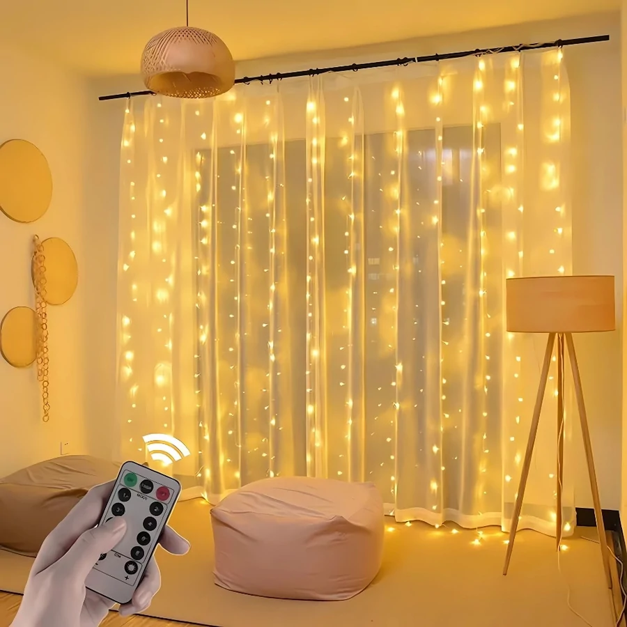 USB Kumandalı 300 LED Peri Işığı 3x3 m Bir odada perdenin önüne asılmış, kumandalı gün ışığı renginde peri led ışık perdesi